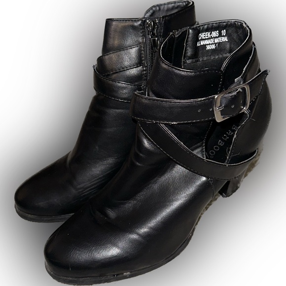 BAMBOO Heeled Black Leather Boots - Picture 2 of 8